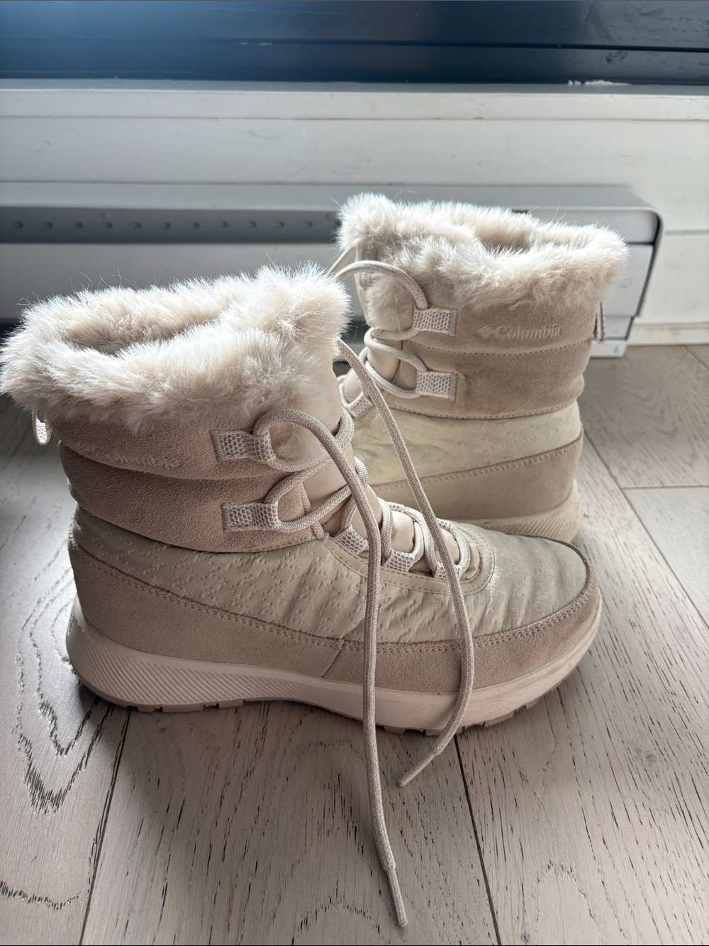Columbia Women's Beige Faux Fur Winter Lace-Up Boots